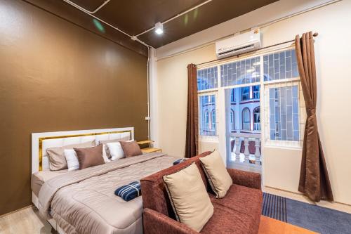 a bedroom with a bed and a window at Queen On Street 2009 in Ban Lo Long