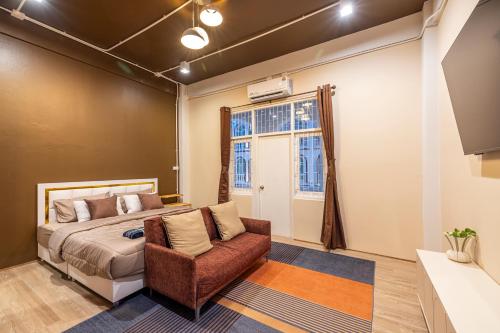 a bedroom with a bed and a chair and a window at Queen On Street 2009 in Ban Lo Long