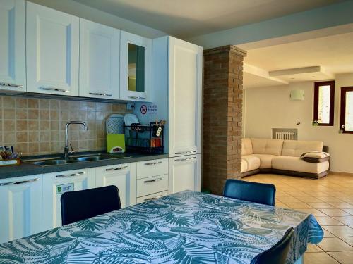 eine Küche mit Tisch, Stühlen und Sofa in der Unterkunft Milele B&B in Somma Lombardo