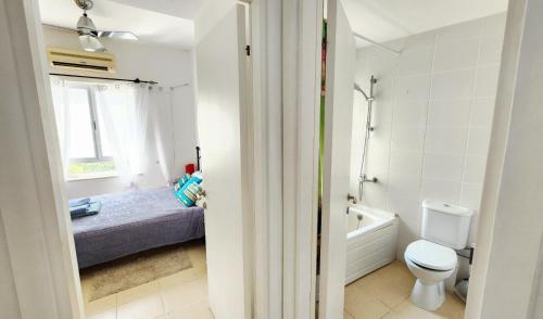 a bathroom with a bed and a toilet and a tub at Apartament Palm Bay View Esentepe Bahceli in Kyrenia