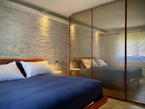 ein Schlafzimmer mit einem Bett und einer Ziegelwand in der Unterkunft Milele B&B in Somma Lombardo