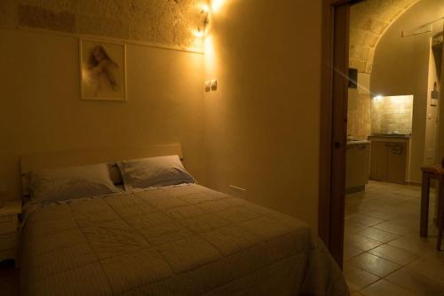 波利尼亞諾阿馬雷的住宿－A due passi dal mare locazione turistica，卧室配有一张床