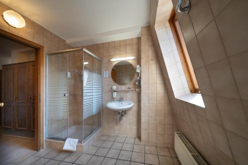 a bathroom with a sink and a shower at Hotel Baeren in Leimen