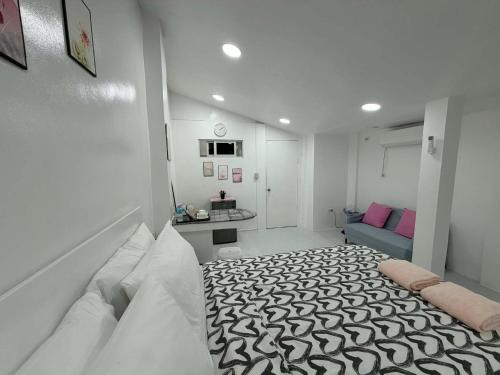 a small room with a bed and a couch at Pinkys Guest House in Allen