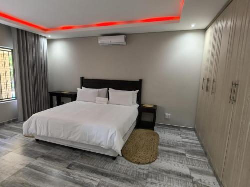 a bedroom with a white bed and a red ceiling at Happy Holiday Lodge in Meer en See