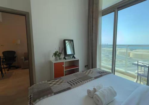 Modern 1BR, Dubai Marina Views with Pools & Gym access