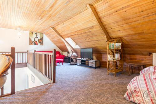 a living room with a wooden ceiling at Gîte G1255 in Tribehou