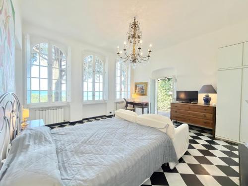ein Schlafzimmer mit einem großen Bett und einem Kronleuchter in der Unterkunft ALBA in Levanto
