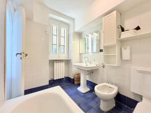 ein weißes Badezimmer mit Waschbecken und Toilette in der Unterkunft ALBA in Levanto