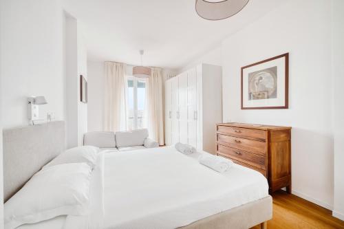 Top-floor Penthouse with panoramic terrace - 20 minutes from San Siro & Duomo