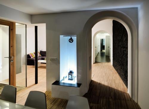 a living room with an archway and a table and chairs at Fuentes de León in Fuentes de León