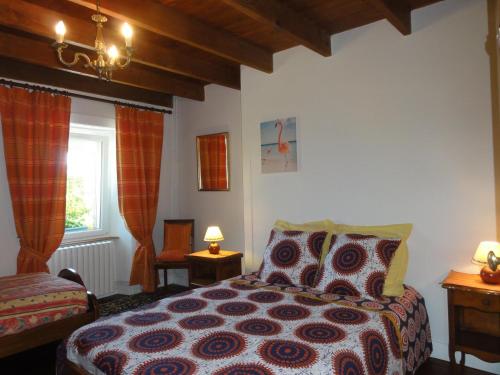 a bedroom with a bed and a window at Gîte G337 in Quibou