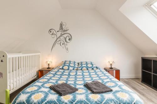 a bedroom with a bed with two towels on it at Gîte G593 in Le Val-Saint-Père