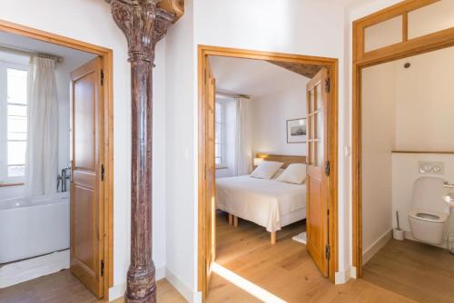 a bedroom with a bed and a bathroom at Gîte G4 in Barfleur