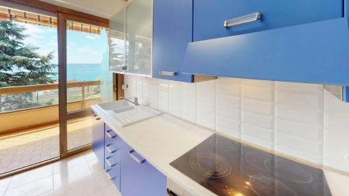 56C - Joli et spacieux studio avec grande terrasse vue mer et garage privé dans le sous-sol de la résidence