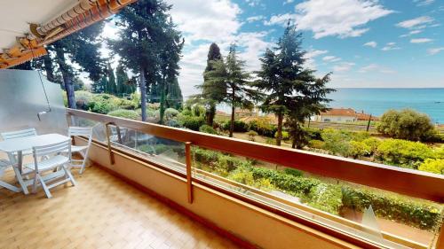 56C - Joli et spacieux studio avec grande terrasse vue mer et garage privé dans le sous-sol de la résidence
