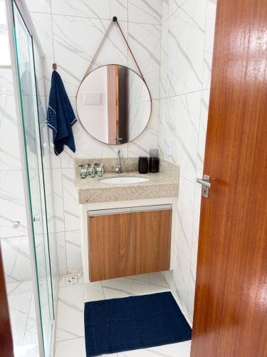 a bathroom with a sink and a mirror at Casa Privativa Jacuzzi em Linhares in Linhares