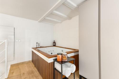 a bathroom with a bath tub in a room at Elisabeth s Loft in Milan
