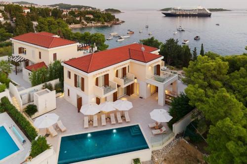 Luxury Villa Hvar Deluxe Palace 2 with pool near beach and Hvar Town