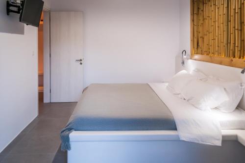 Postel nebo postele na pokoji v ubytování Vilos Suites