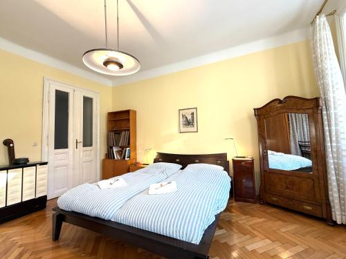 Classic Vienna Flat near Hofburg with Elevator