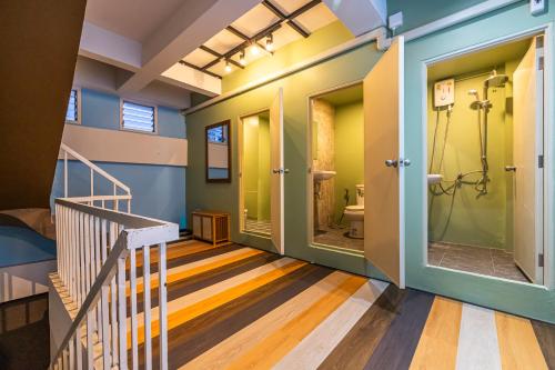 a bathroom with a walk in shower and a toilet at Queen On Street 2009 in Ban Lo Long