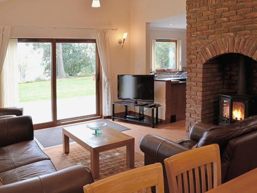 a living room with a couch and a fireplace at Inzievar in Oakley