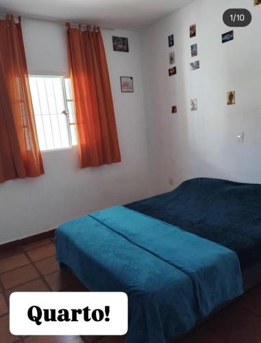 a bedroom with two beds and a window at Ap do Edney Águas de Lindoia in Águas de Lindoia