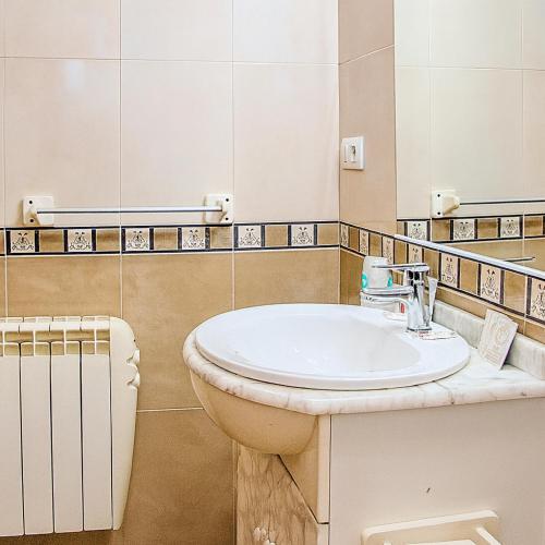 a bathroom with a sink and a mirror at APARTAMENTOS MARIAJE in Barro de Llanes