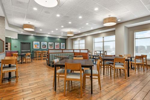 Drury Plaza Hotel Colorado Springs Near the Air Force Academy — Breakfast