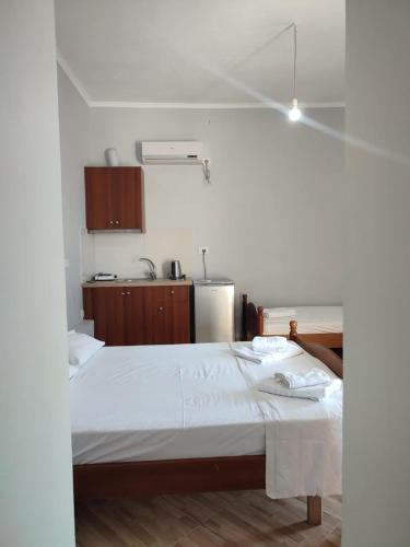 เตียงในห้องที่ Chris & Drita