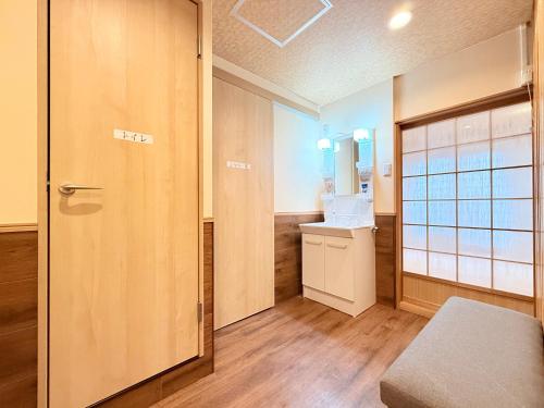 难波4分钟车站旁 机场直达 通天阁 心斋桥 梅田 Usj 全新日式 3卧室1厨2卫2浴 可住9人