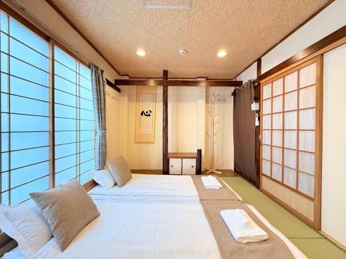 难波4分钟车站旁 机场直达 通天阁 心斋桥 梅田 Usj 全新日式 3卧室1厨2卫2浴 可住9人