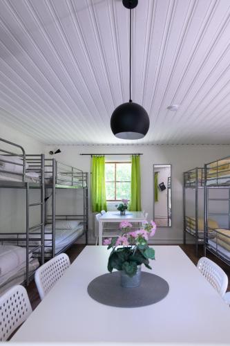 a room with a table and chairs and bunk beds at Djulöcamping in Katrineholm