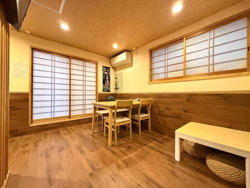 难波4分钟车站旁 机场直达 通天阁 心斋桥 梅田 Usj 全新日式 3卧室1厨2卫2浴 可住9人