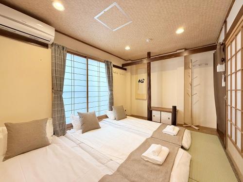 难波4分钟车站旁 机场直达 通天阁 心斋桥 梅田 Usj 全新日式 3卧室1厨2卫2浴 可住9人