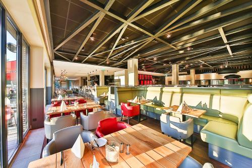 a restaurant with wooden tables and chairs at See und Sporthotel Ankum mit Lakeside Apartments in Ankum