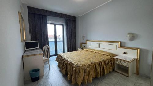 a hotel room with a bed and a window at Hotel Alexander Business and Conference in Abano Terme