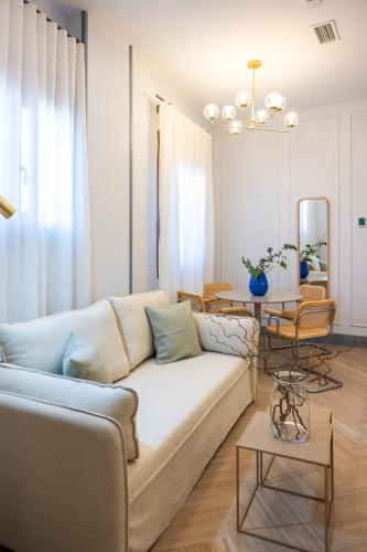 a living room with a couch and a table at Apartamentos 4Duques in Cáceres