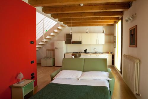 a small room with a green bed in a kitchen at Hotel Valbrenta in Limena