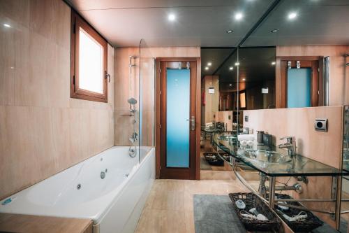 Luxury 3 Bedrooms, Private Heated Pool - EHHouse photo 4