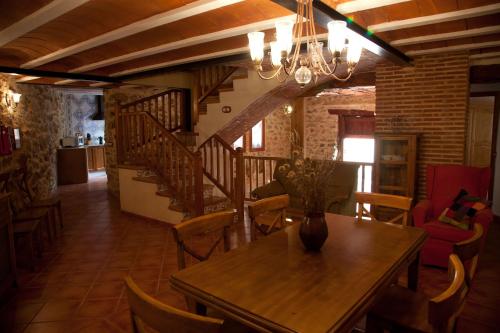 comedor con mesa y escalera en Casa Abuelina, en 