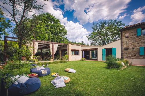 a backyard of a house with a grass yard at PranaVita, B&B Naturale in Pesaro
