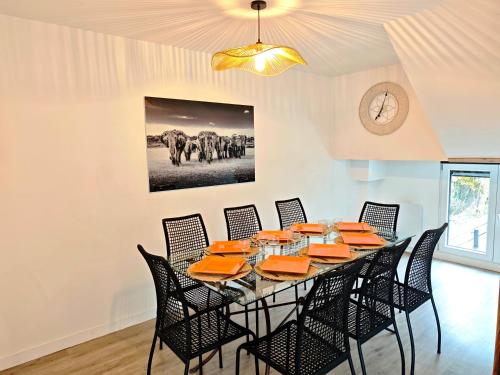 a dining room with a long table and chairs at Maison chaleureuse - Proche du lac in Tresserves