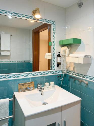 a bathroom with a sink and a mirror at Hospedaje Boutique Weber's in Gijón