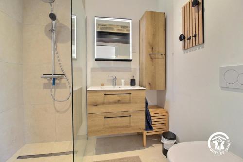 a bathroom with a sink and a shower at La casa de silz in Arzal