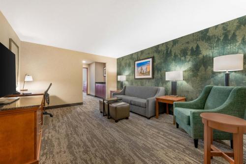 Drury Plaza Hotel Colorado Springs Near the Air Force Academy — Bedroom