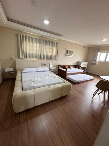 a large room with a large bed in it at Johnnys motel hotel in Jacarèzinho
