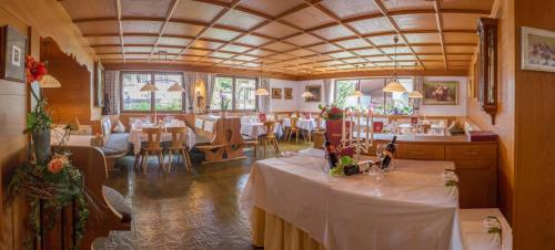 un ristorante con tavoli e sedie in una stanza di Hotel Helga a Seefeld in Tirol