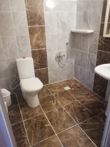 ein Badezimmer mit Toilette und Waschbecken in der Unterkunft Ünal Boutique Hotel in Kemer